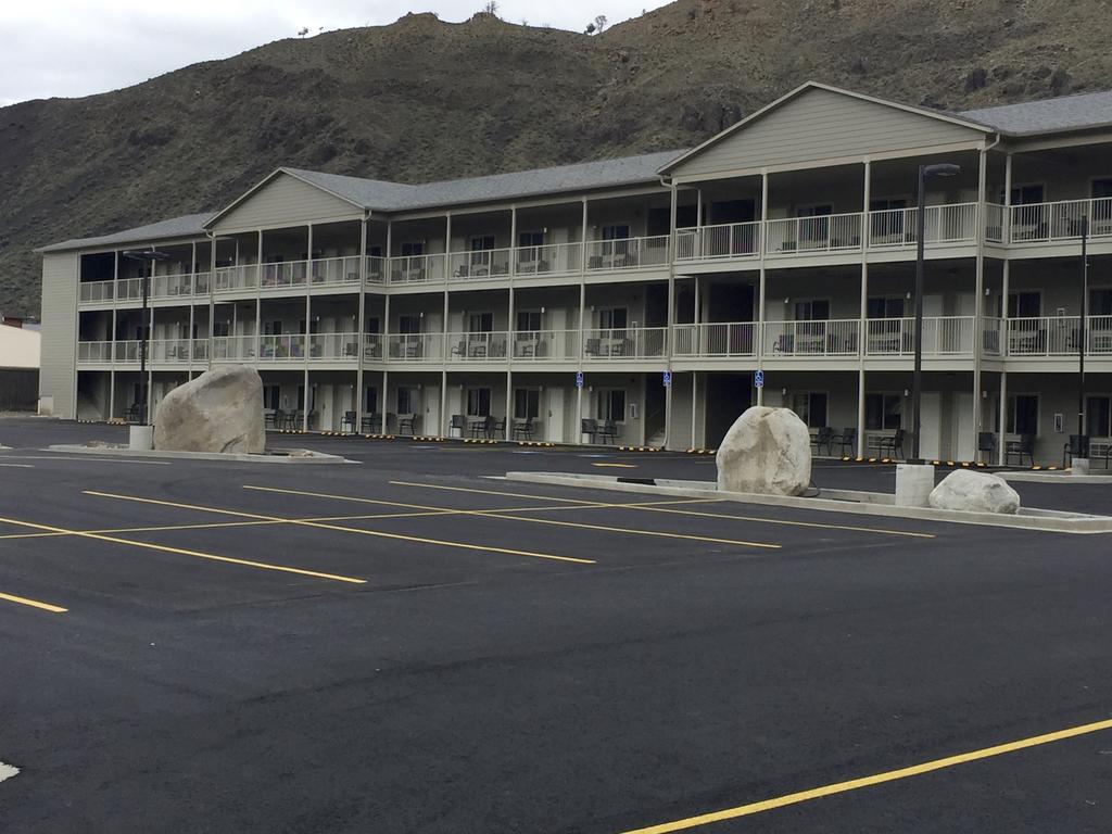 Yellowstone Big Rock Inn Гардінер Екстер'єр фото