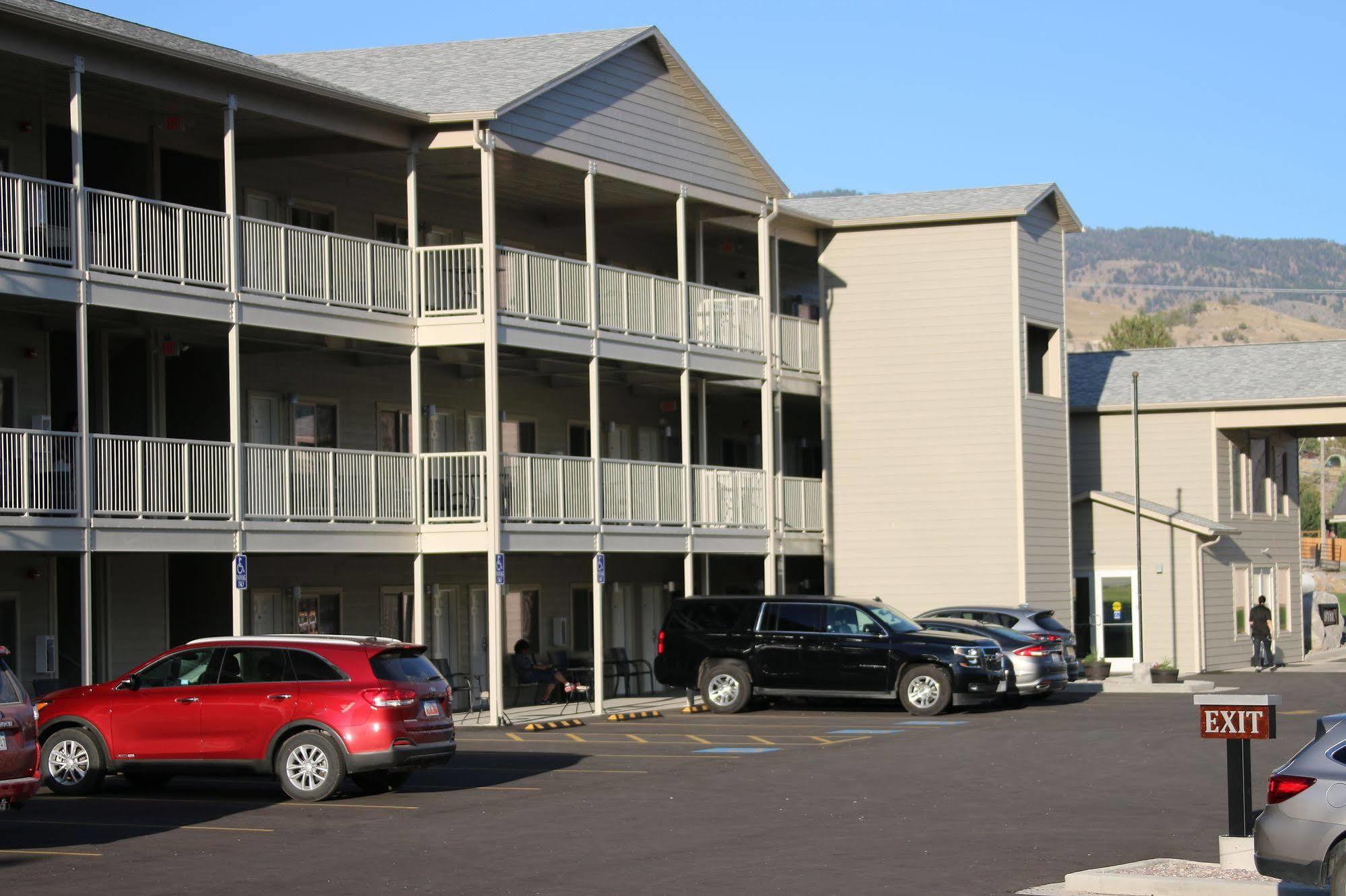 Yellowstone Big Rock Inn Гардінер Екстер'єр фото