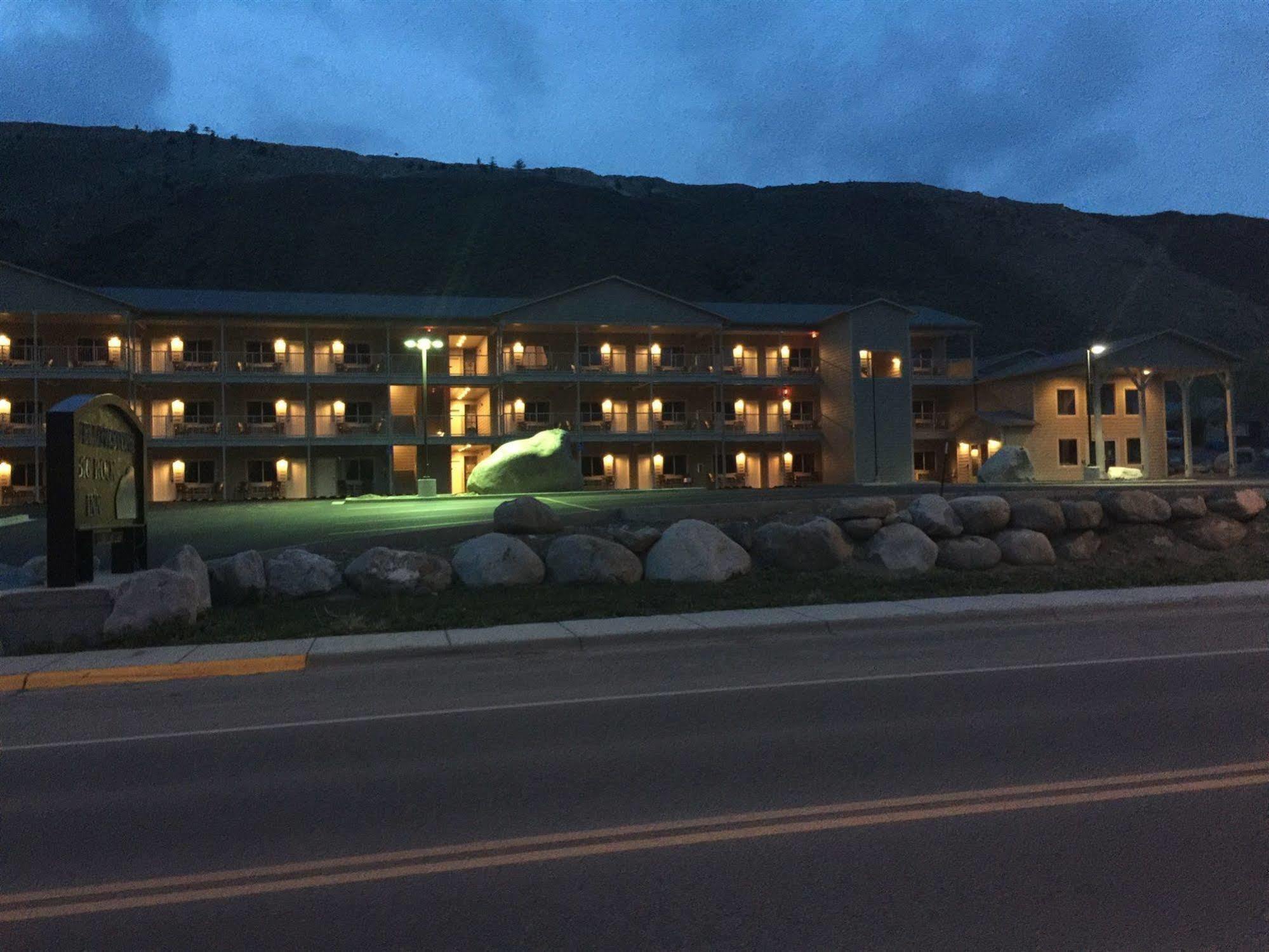 Yellowstone Big Rock Inn Гардінер Екстер'єр фото