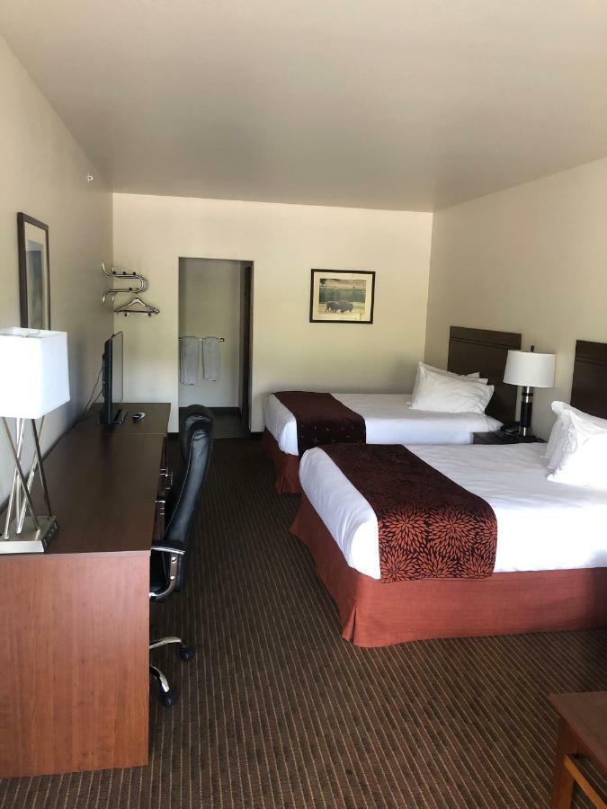 Yellowstone Big Rock Inn Гардінер Екстер'єр фото