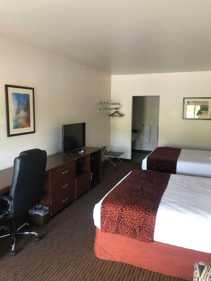 Yellowstone Big Rock Inn Гардінер Екстер'єр фото